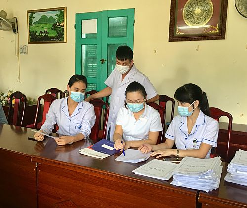 Đồng Thị Thùy Linh - cán bộ tín dụng Phòng giao dịch BIDV thành phố Lai Châu hướng dẫn cán bộ y tế Bệnh viện Y học cổ truyền các thủ tục vay từ Chương trình tín dụng – dịch vụ đặc biệt dành cho cán bộ y tế.